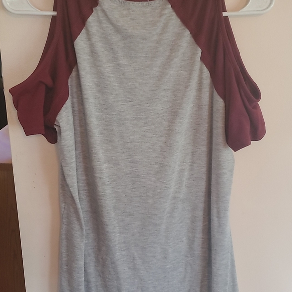 Cold Shoulder Maurices Graphic Tee - Picture 4 of 4